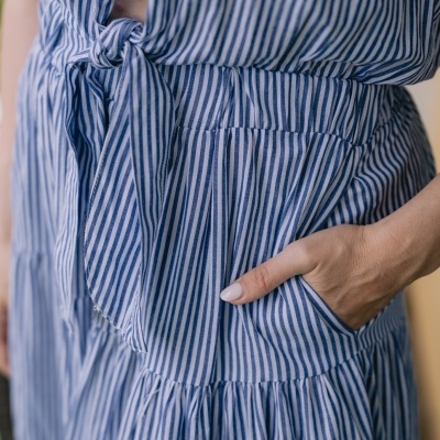 Vestido riscado azul e branco com nó frontal e bolso lateral