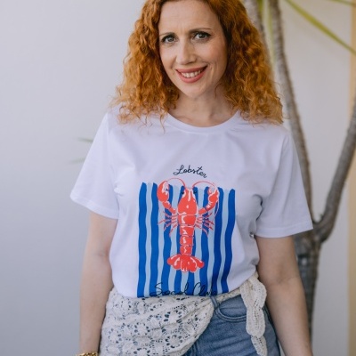 T-shirt branca com estampado de lagosta vermelha e riscas azuis