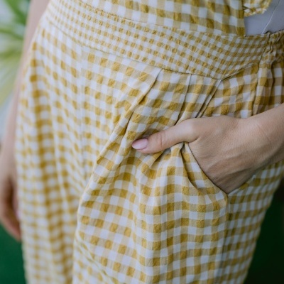 Vestido xadrez amarelo e branco com bolso lateral