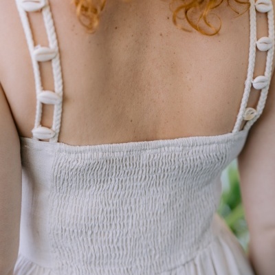Vestido branco com alças de corda e búzios