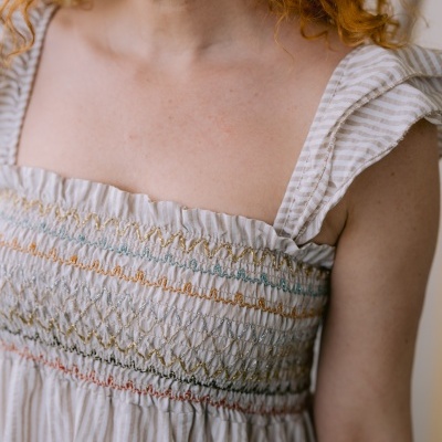 Vestido riscado com bordado multicolorido e alças largas