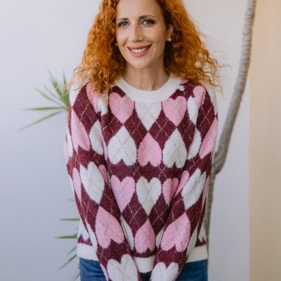 Camisola de malha com padrão argyle de corações em tons de rosa, branco e bordô