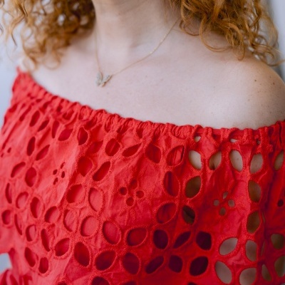Vestido vermelho ombro a ombro com recortes e bordados em padrão floral