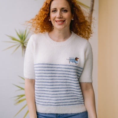 Camisola branca com riscas azuis e bordado de cão com texto hot dog