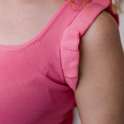 Regata rosa em malha com alças franzidas