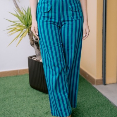 Calças de tecido riscas azuis com bolsos e botas douradas