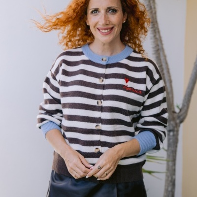 Camisola às riscas castanhas e brancas com bordado vermelho Amour e saia preta