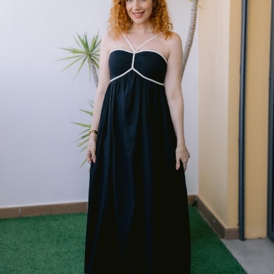 Vestido longo preto com alças finas brancas e saia solta