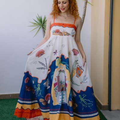 Vestido longo estampado com alças finas em ambiente exterior