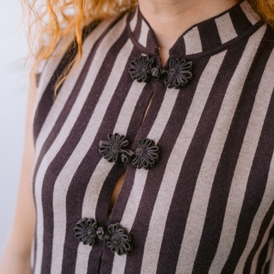 Top riscas castanhas e bege com fechos florais pretos