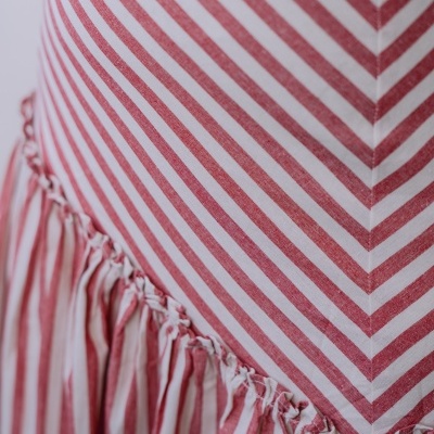 Tecido listrado vermelho e branco com textura franzida