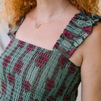 Vestido verde com padrão floral bordô e alças franzidas em tecido texturizado