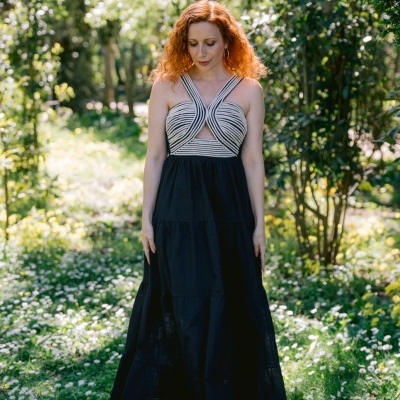 Vestido longo preto com parte superior listrada em jardim