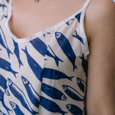 Vestido branco com padrão azul de peixes e alças finas
