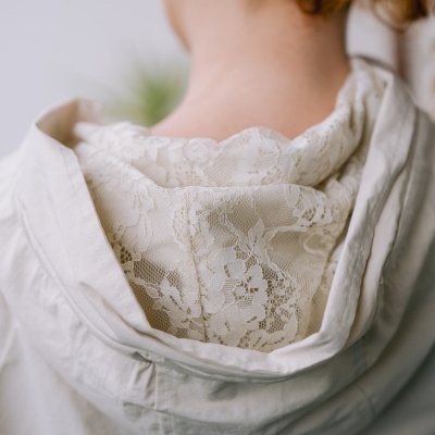Casaco branco com capuz e detalhe interior de renda branca floral