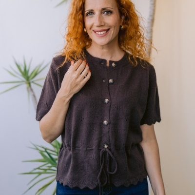 Blusa castanha de malha com botões e cordão ajustável na cintura
