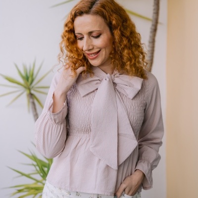 Blusa rosa claro com laço e calças florais brancas