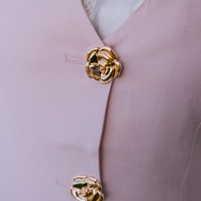 Blazer rosa claro com botões dourados em forma de flor