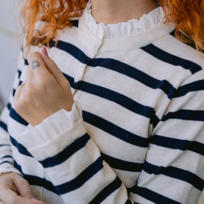 Casaco de malha riscada branco e azul com gola e punhos com folhos brancos