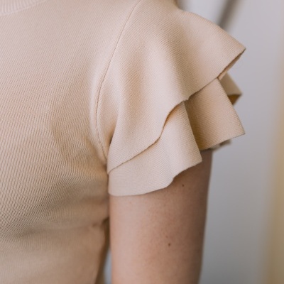 T-shirt bege clara com mangas folhadas em tecido de malha fina