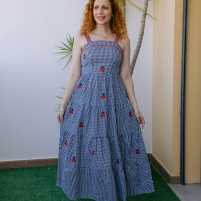 Vestido longo azul às quadrículas com bordados vermelhos e alças finas