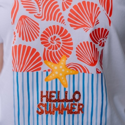 T-shirt branca com estampa de conchas vermelhas, estrela-do-mar amarela e texto HELLO SUMMER com riscas azuis.