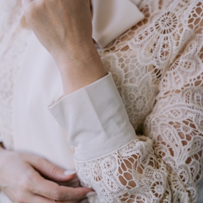 Blusa bege com mangas de renda e punhos sólidos