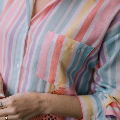 Camisa listrada colorida com bolso e detalhes em renda coral