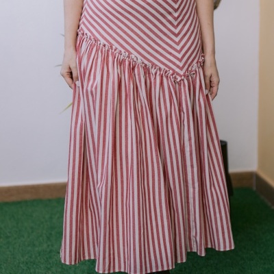 Saia longa feminina riscada vermelha e branca com botas pretas