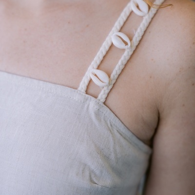 Top branco com alças trançadas e conchas