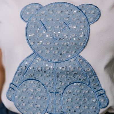 Camisola branca com aplicação de urso azul com lantejoulas