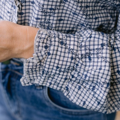 Camisa xadrez azul branco com flores e jeans azul
