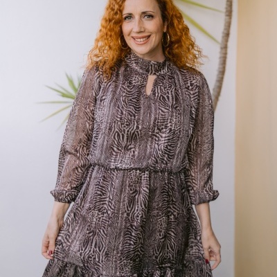 Vestido animal print castanho com mangas compridas e gola alta