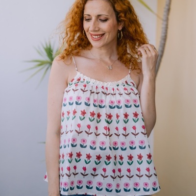Blusa branca com padrão floral rosa e vermelho