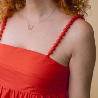 Vestido vermelho com alças de contas redondas macias