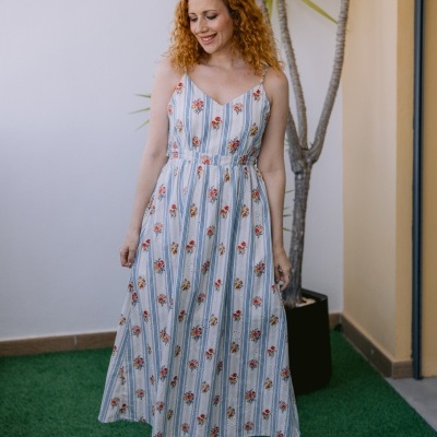 vestido longo flores e riscas azuis branco