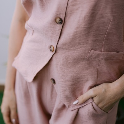 Conjunto rosa em tecido leve com colete e calças, botões castanhos, bolso lateral