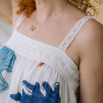 Vestido branco com alças rendadas e estampa azul e laranja