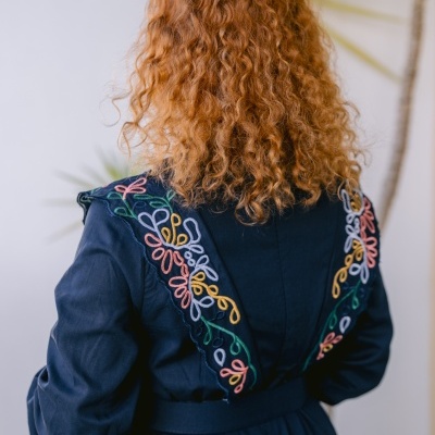 Vestido azul escuro com bordados coloridos nos ombros e costas