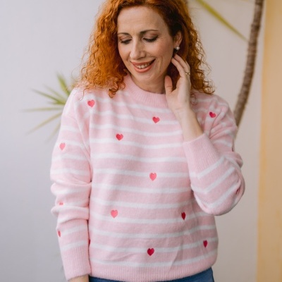 Camisola rosa clara com riscas brancas e corações vermelhos