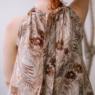 Blusa sem mangas com estampado floral em tons terra com laço nas costas