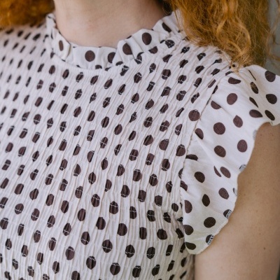 Blusa branca com bolinhas castanhas e franzidos