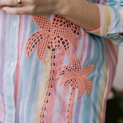 Camisa às riscas coloridas com bordados de palmeiras cor de coral em tecido leve.