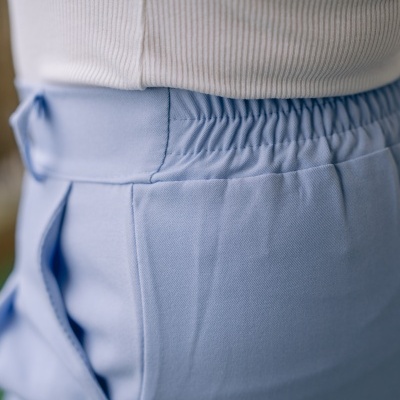 Calças azul claro com cintura elástica e camisa branca em tecido canelado