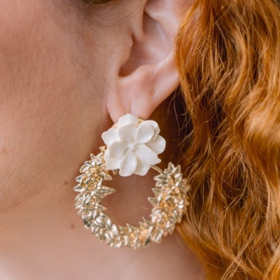 Brinco pendente dourado com flor branca