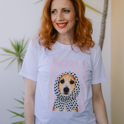 Mulher com t-shirt branca com estampa de cão com lenço às bolinhas