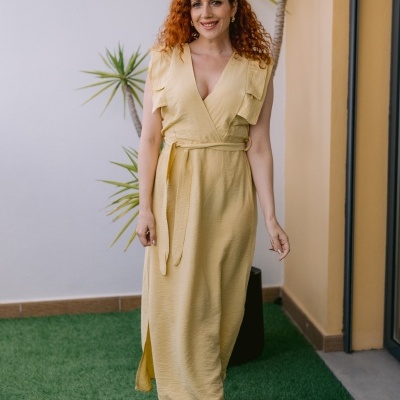 Vestido amarelo claro comprido com cinto fino e decote em V