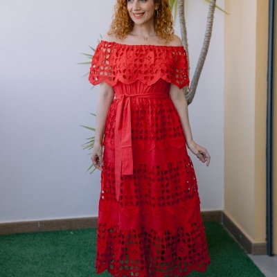 Vestido maxi vermelho com padrão de renda vazada e babados, decote ombro a ombro