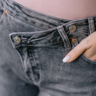 Calças de ganga cinzentas com botões metálicos e t-shirt rosa canelada