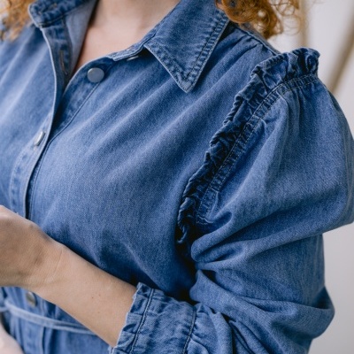 Blusa de ganga azul com gola e mangas compridas e detalhes franzidos nos ombros